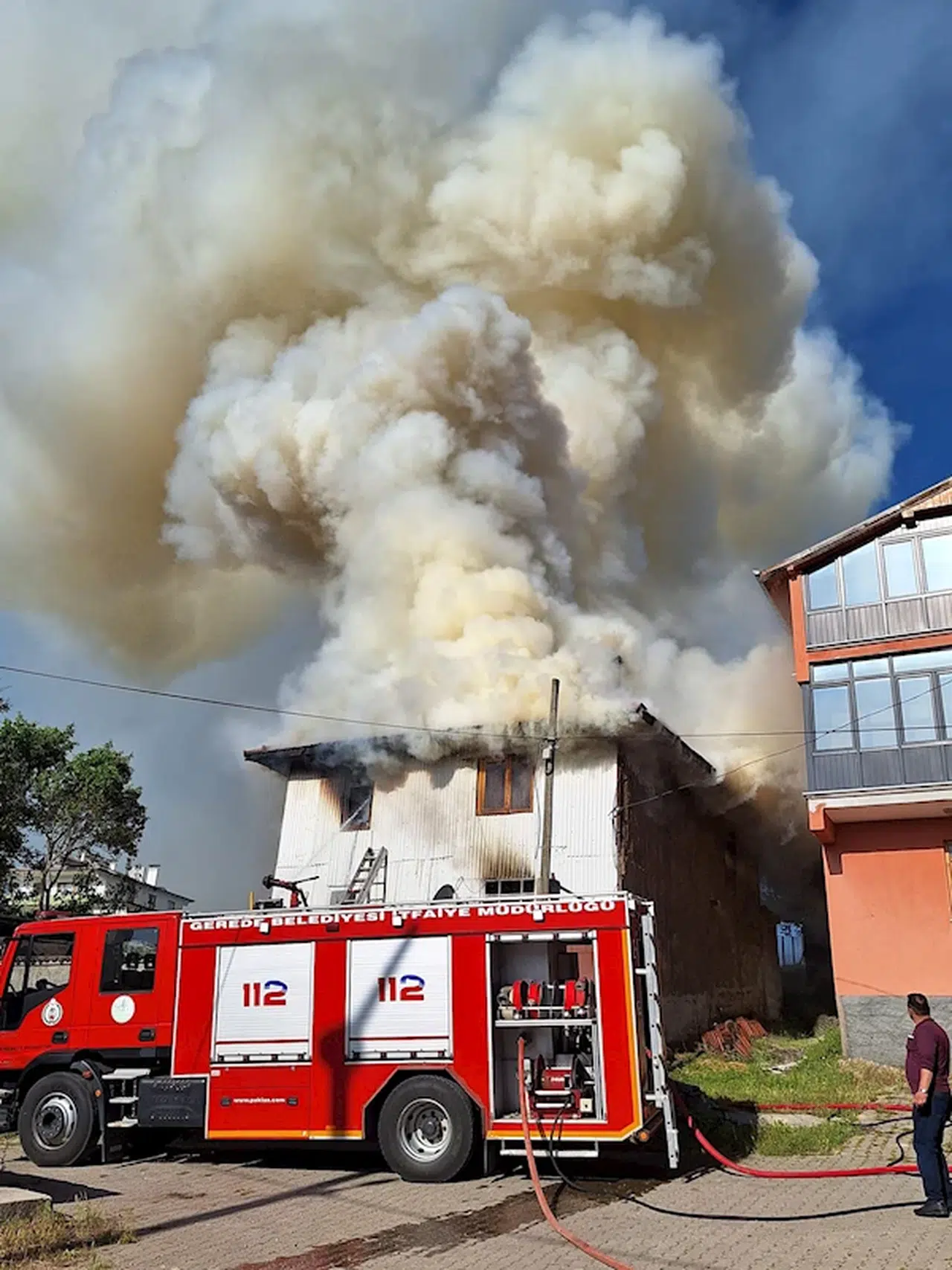 Bolu'da 2 katlı ahşap ev yandı