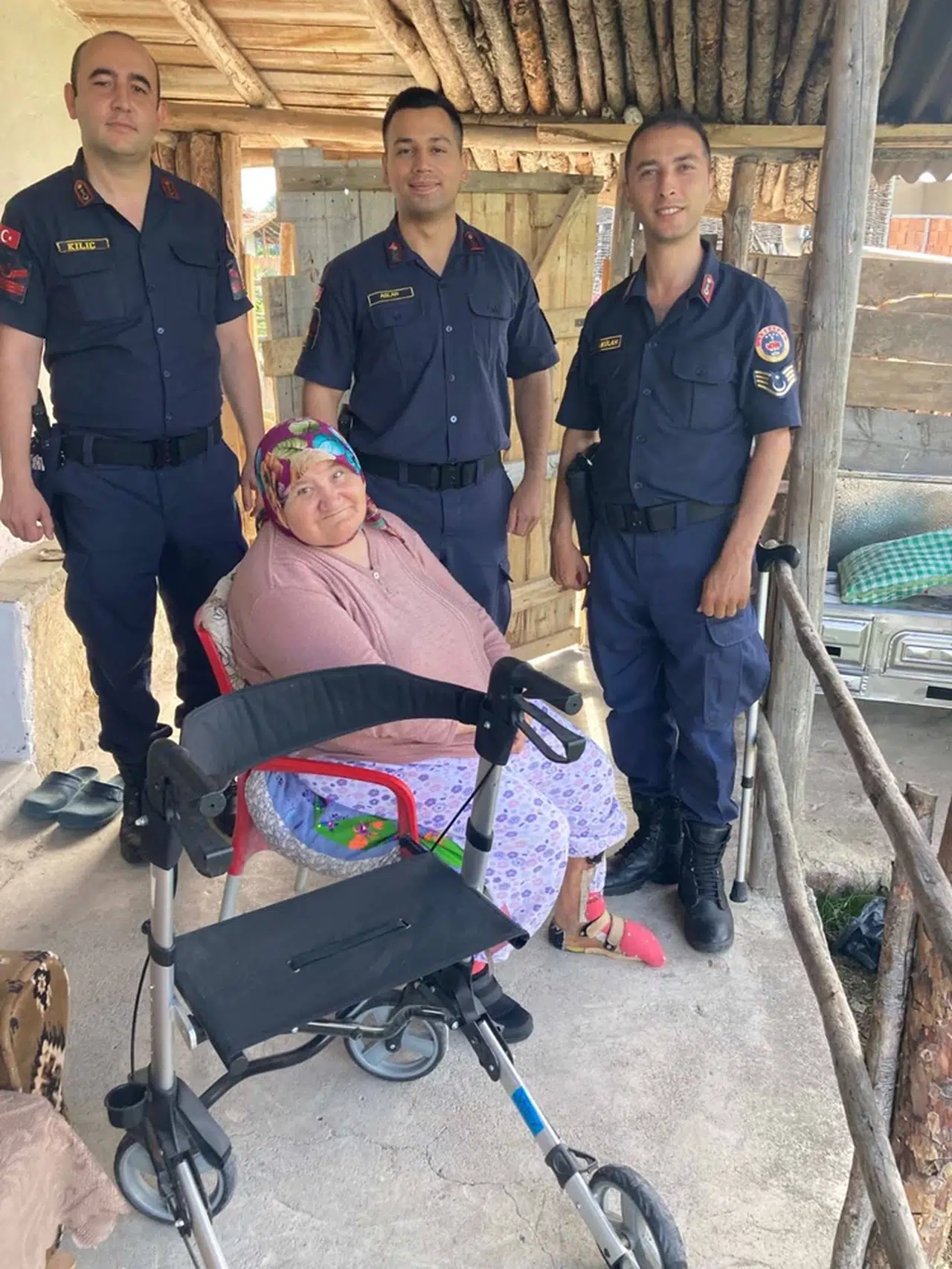 Felçi kadının tekerlekli yürüteç hayalini jandarma gerçekleştirdi