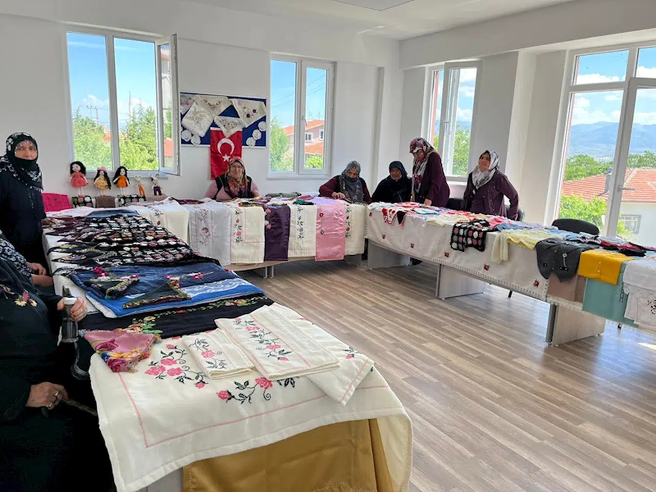 Laçin Halk Eğitim Merkezi'nin yıl sonu sergisi açıldı