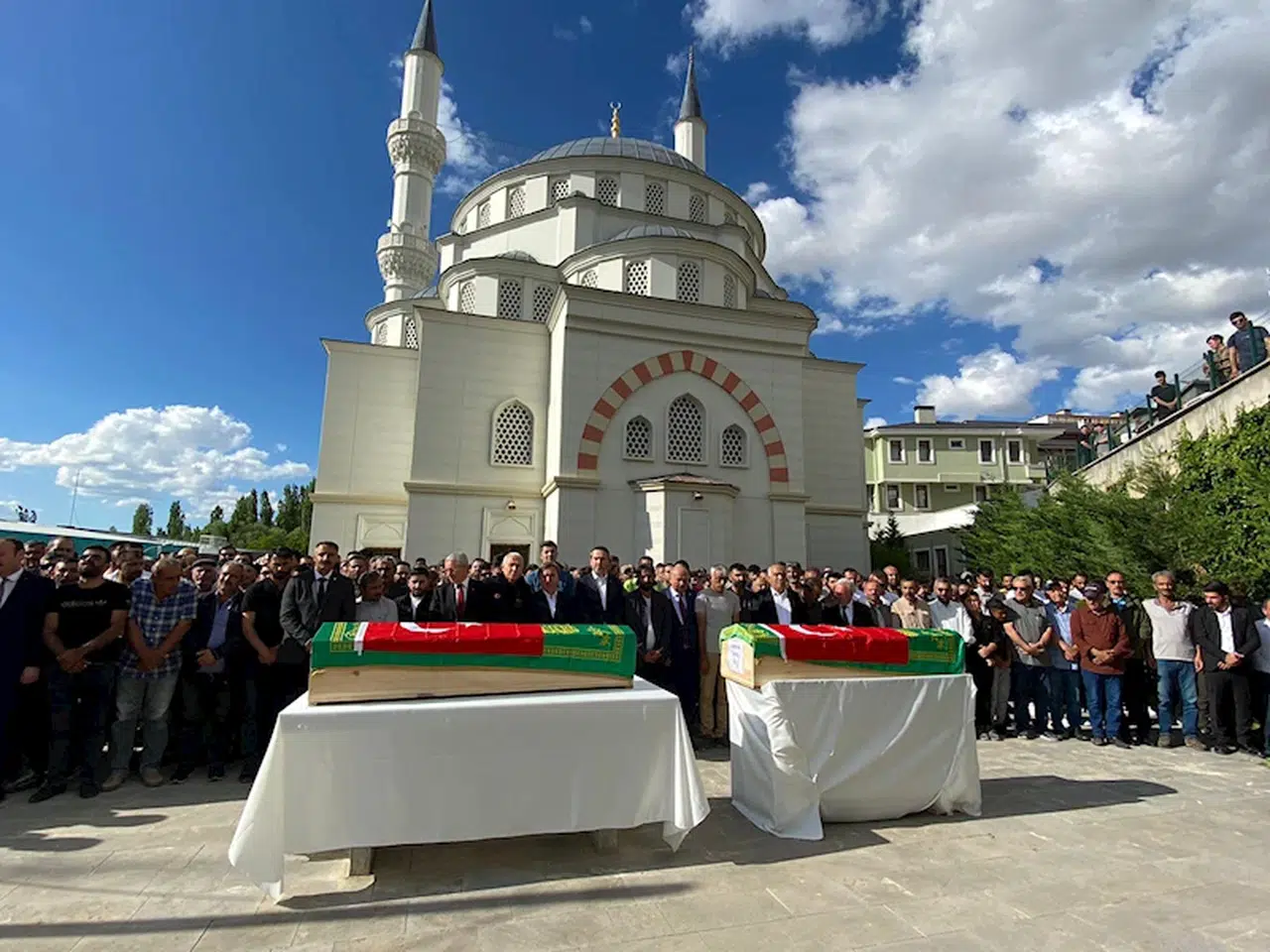 İliç'teki maden ocağından çıkarılan son 5 işçi için cenaze töreni düzenlendi (3)
