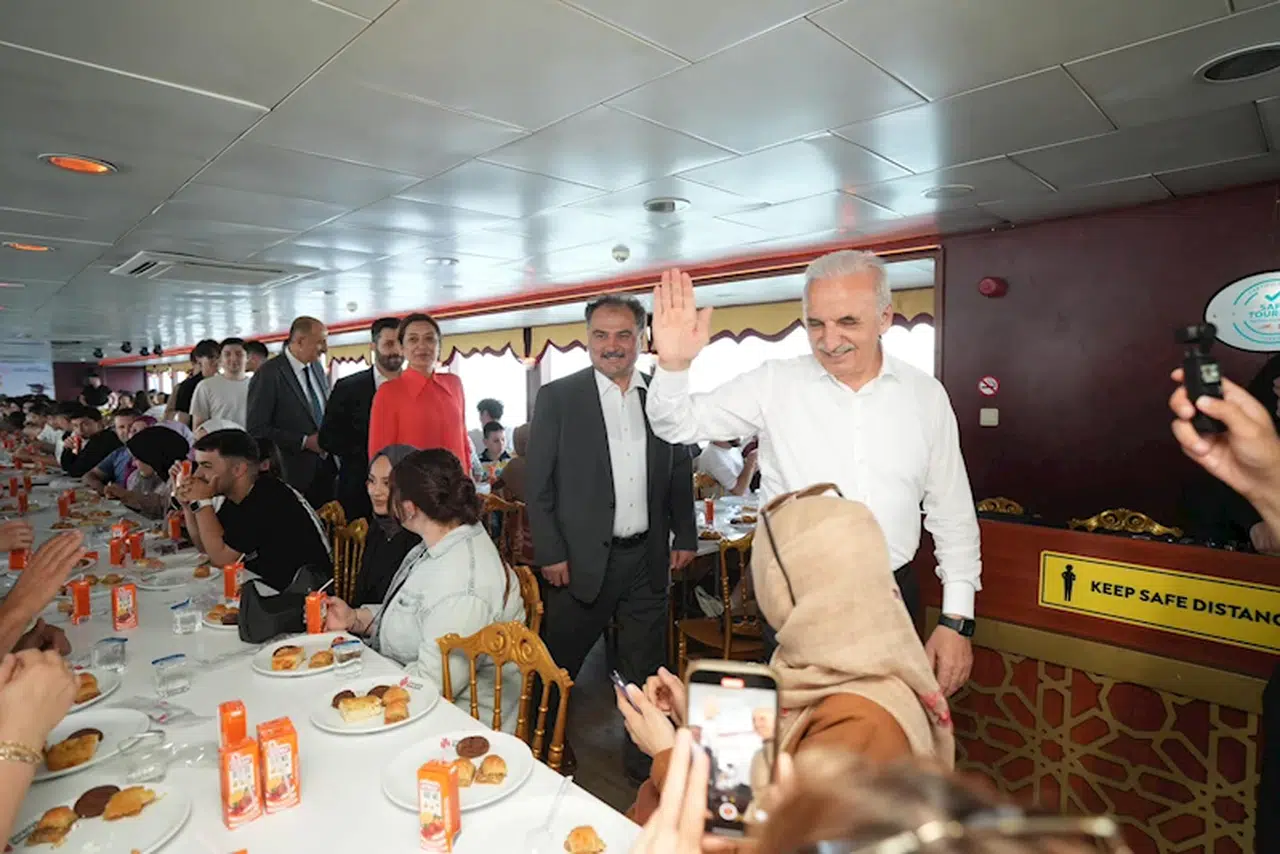 Ümraniye'de mezun olan öğrenciler boğaz turu yaptı 