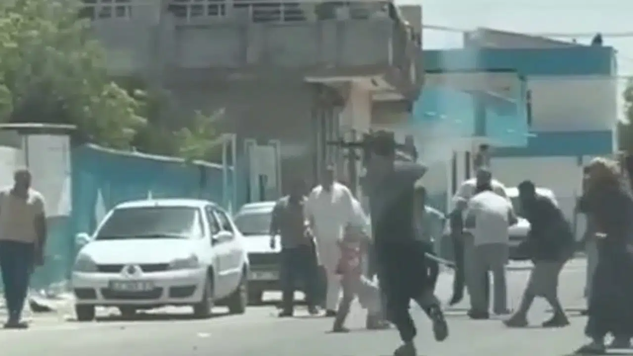 Şanlıurfa'da,1 kişinin yaralandığı silahlı komşu kavgası kamerada