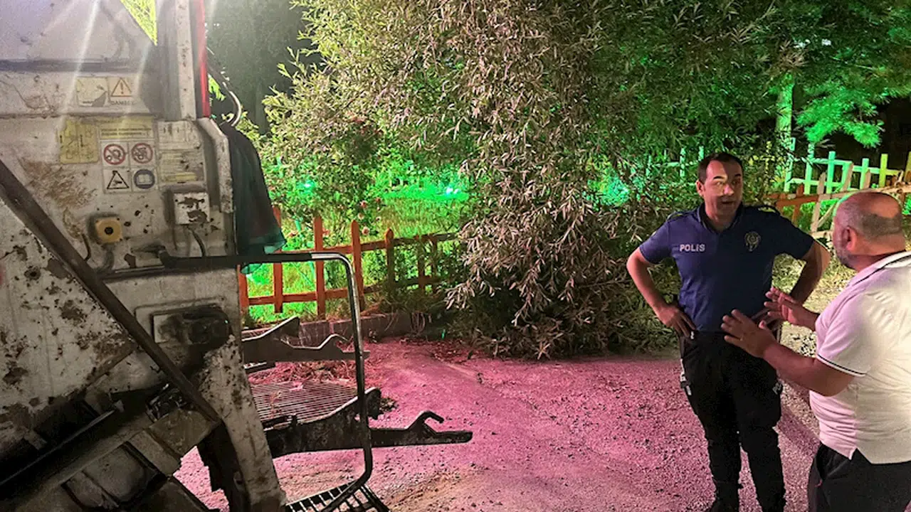 Manevra yapan çöp kamyonu ile ağaç arasında sıkışan işçi yaralandı