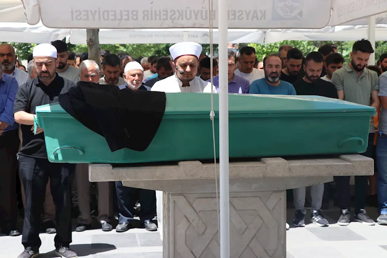 Alacak tartışmasında öldürülen inşaat işçisi toprağa verildi