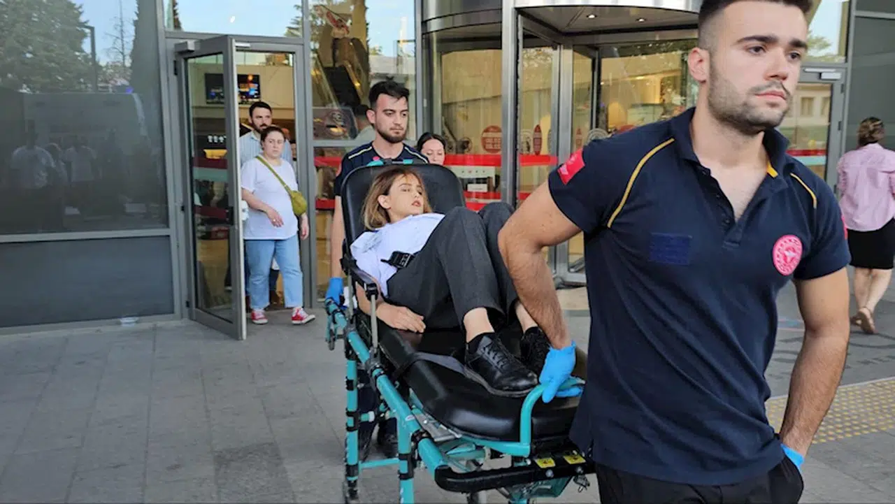 Edirne'de AVM otoparkında otomobil yangını; 3 güvenlik görevlisi dumandan etkilendi