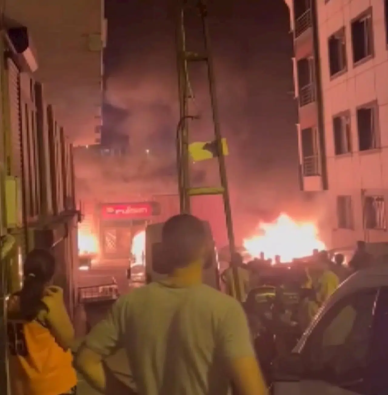 İstanbul-Esenyurt'ta kundaklanan 8 araç ve iş yeri alev alev yandı; kundaklama anı kamerada(Geniş Haber) 