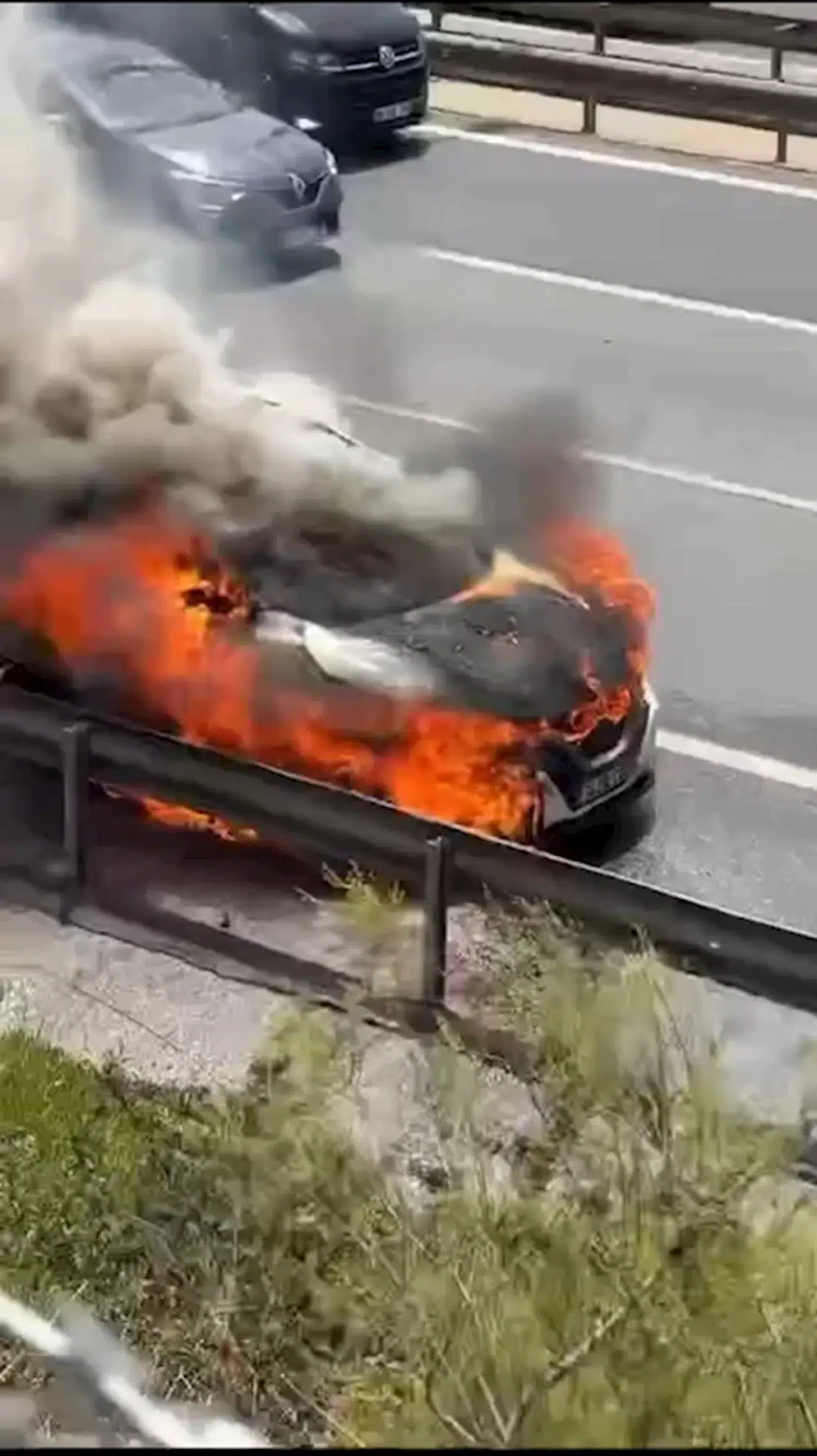 İstanbul - Ümraniye TEM Otoyolu'nda otomobil alev alev yandı