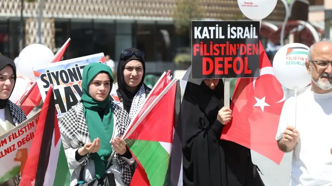 Rize'de öğretmen ve öğrenciler "sessiz yürüyüş"le İsrail'i protesto etti