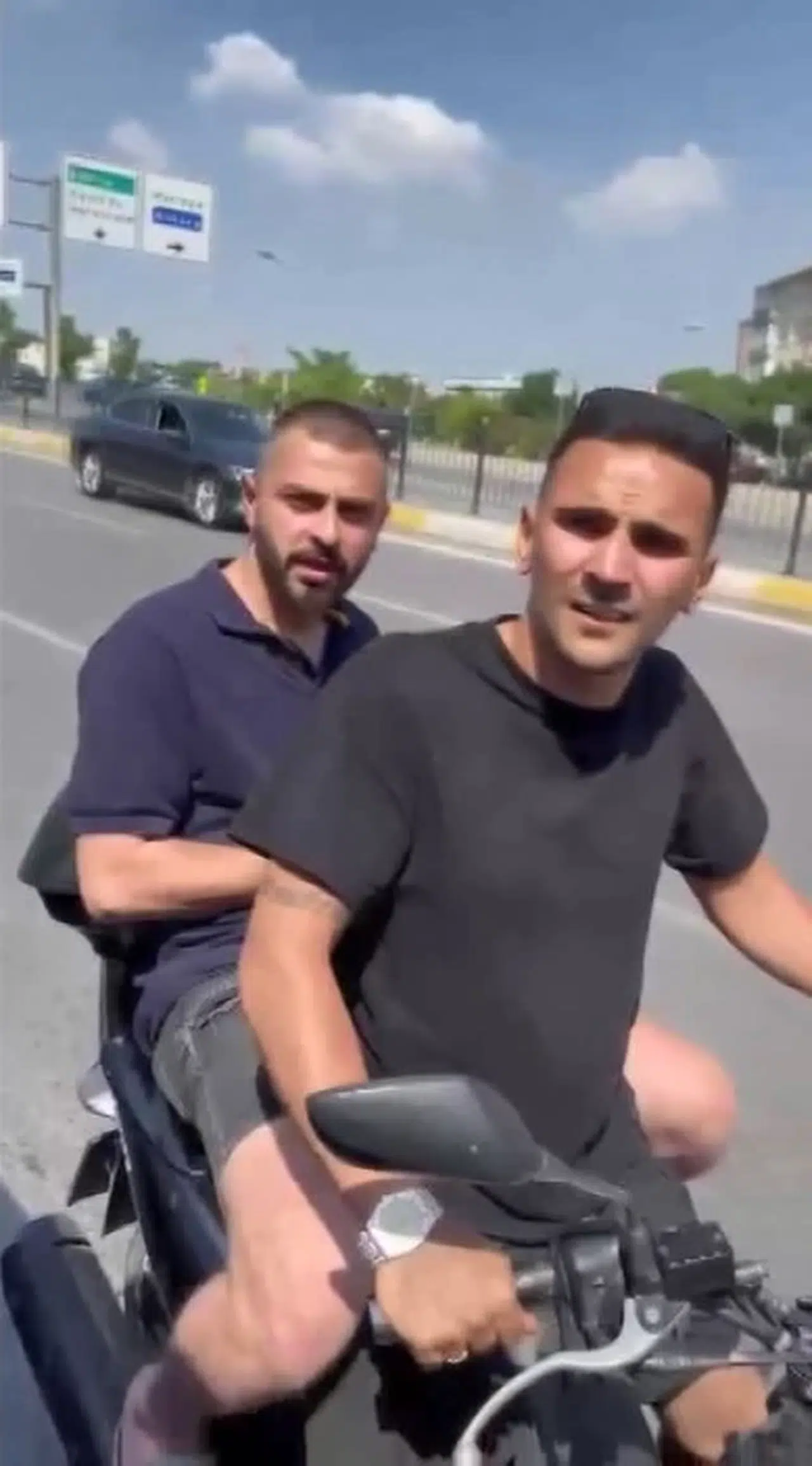 İstanbul - Kadıköy'de içinde hasta olduğuna inanmadıkları ambulansın önünü kesip kontrol ettiler