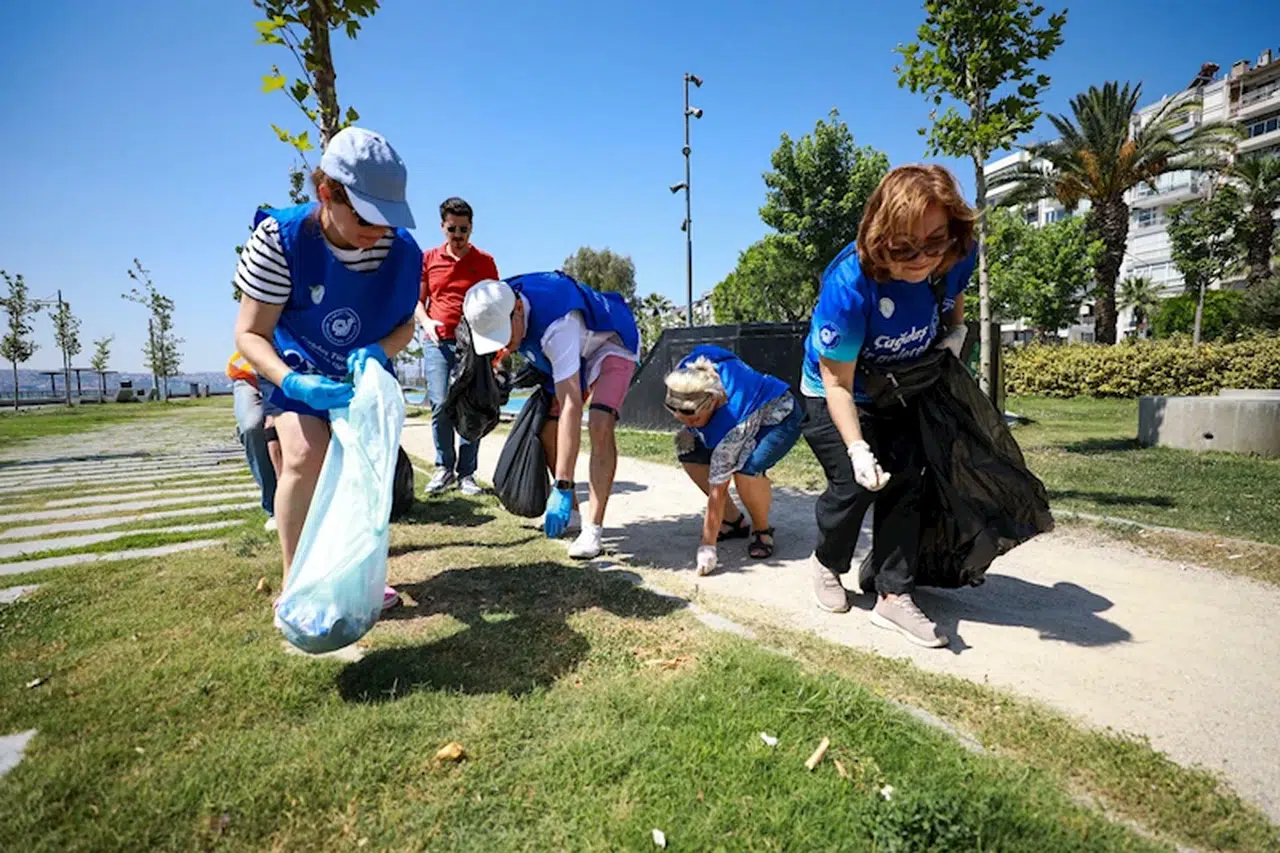 Karşıyaka'da çevre gönüllülerinden sahil temizliği