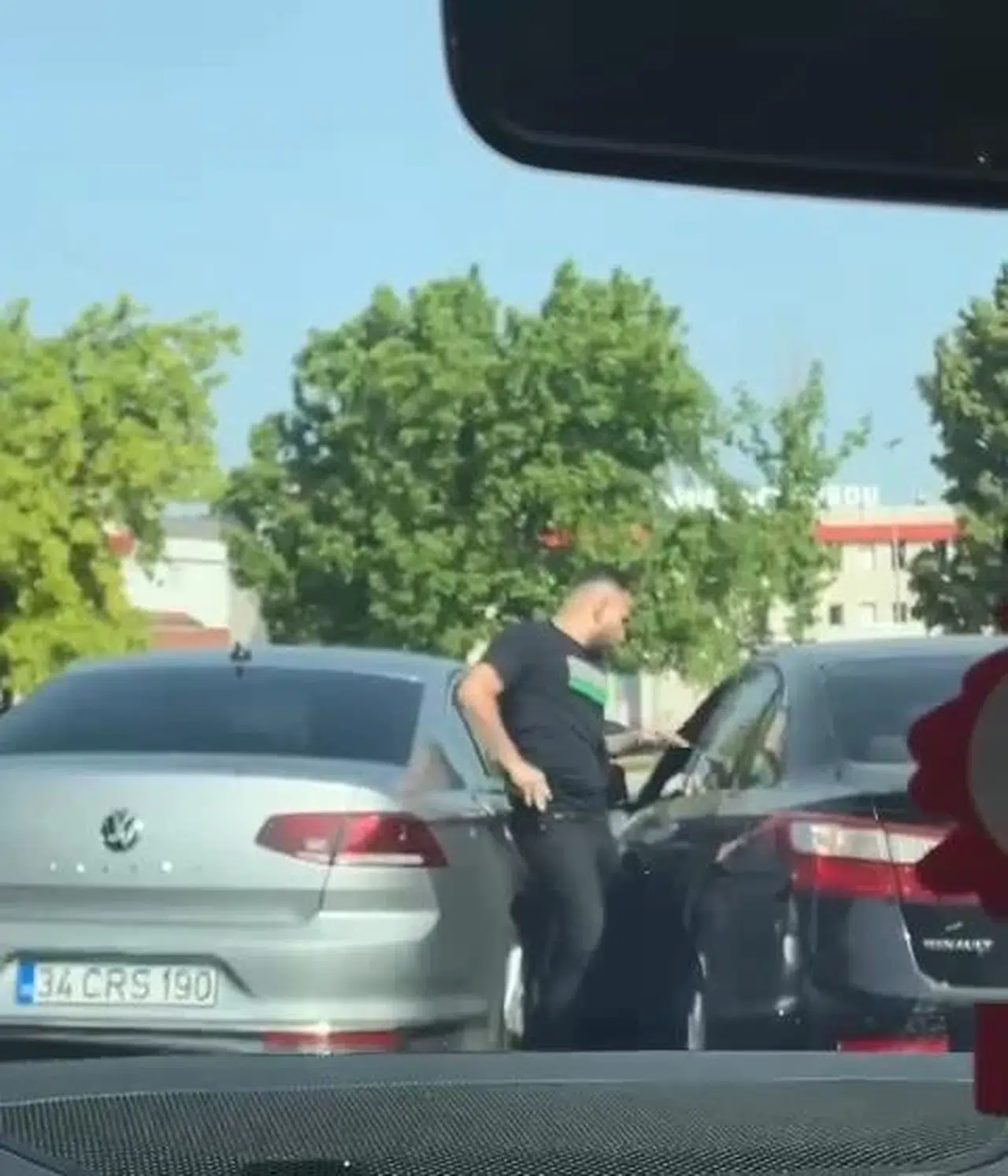 İstanbul - Küçükçekmece'de önünü kestiği otomobilin sürücüsüne bıçakla saldırdı