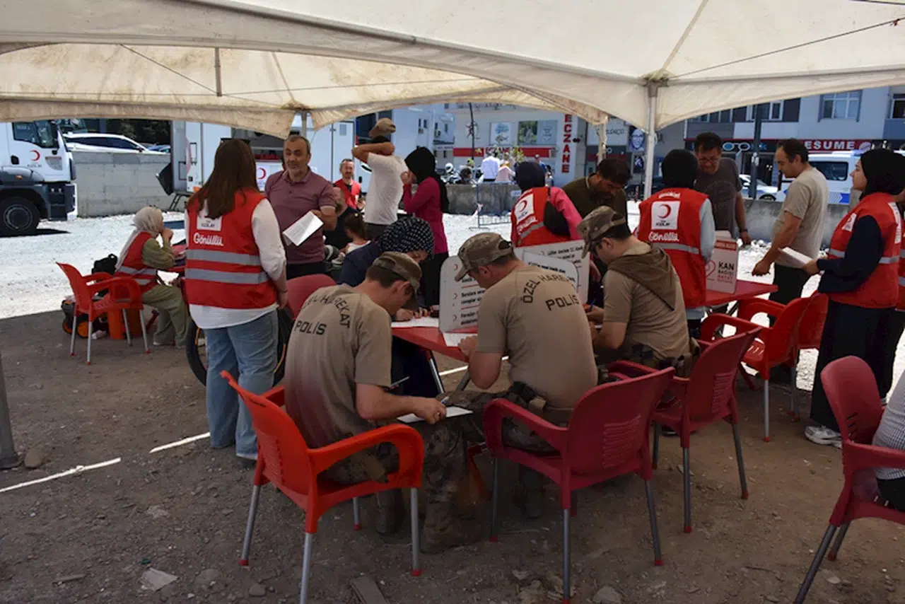 Ordu'da polisler Türk Kızılay'a kan bağışında bulundu