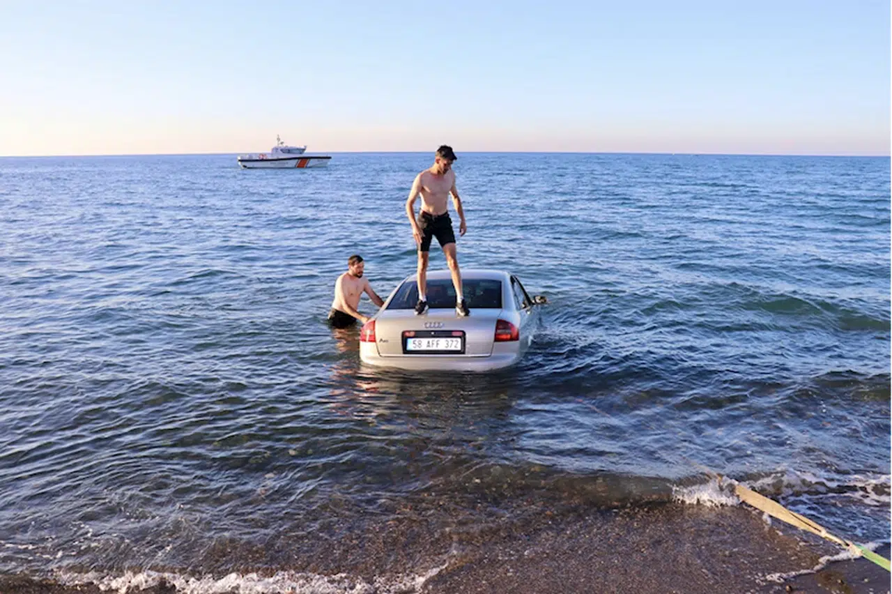 Trabzon'da denize düşen otomobilin sürücüsünü vatandaşlar kurtardı