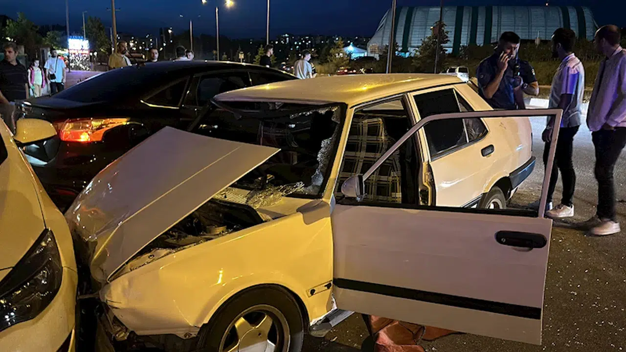 Kaza yapan sürücüsü, otomobildeki yaralı kadını bırakıp yaya olarak kaçtı