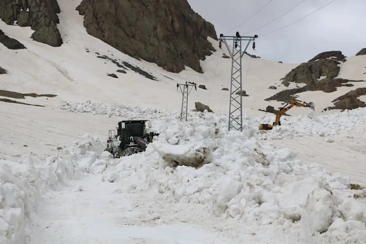 Yüksekova'da, askeri üs yolunda 6 metre karla mücadele
