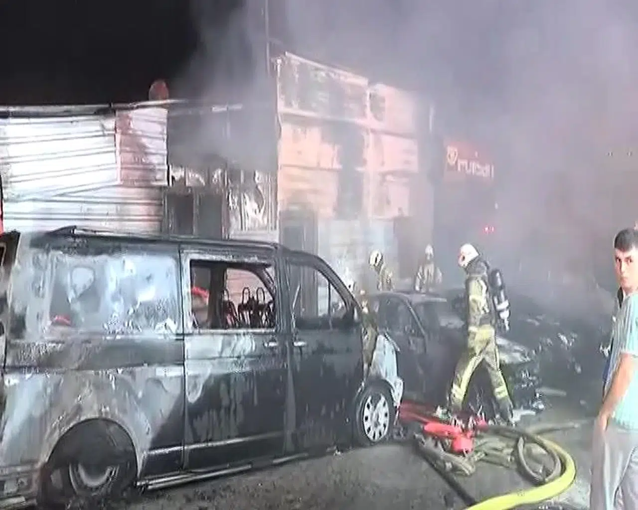 İstanbul-Esenyurt'ta iş yeri ve park halindeki araçlarda yangın - 1