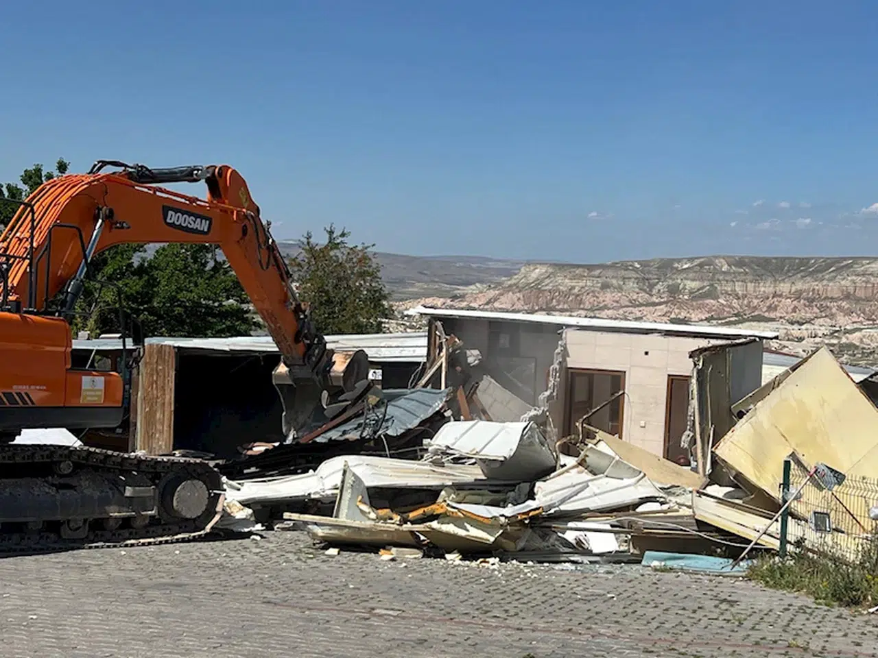 Kapadokya'da kaçak kafeterya yıkıldı