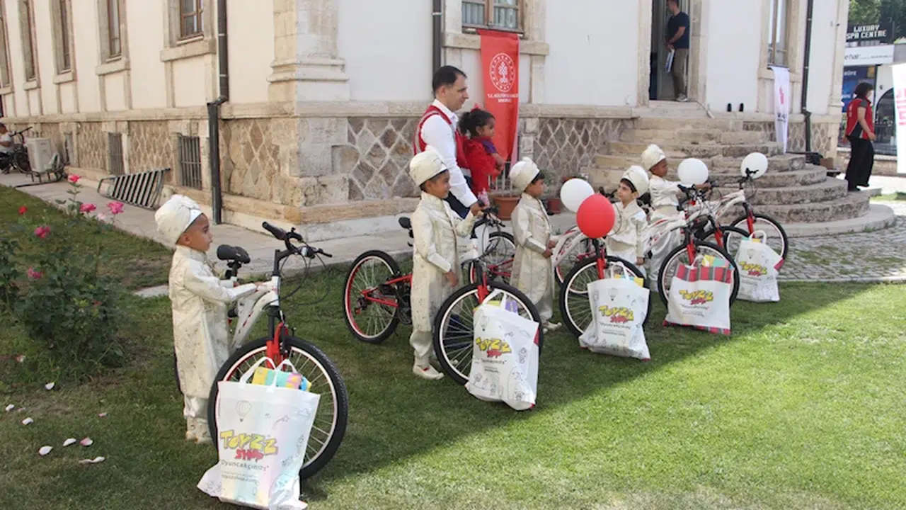 Edirne'de Osmanlı'nın hayır geleneği kapsamında, 8 çocuk sünnet ettirildi