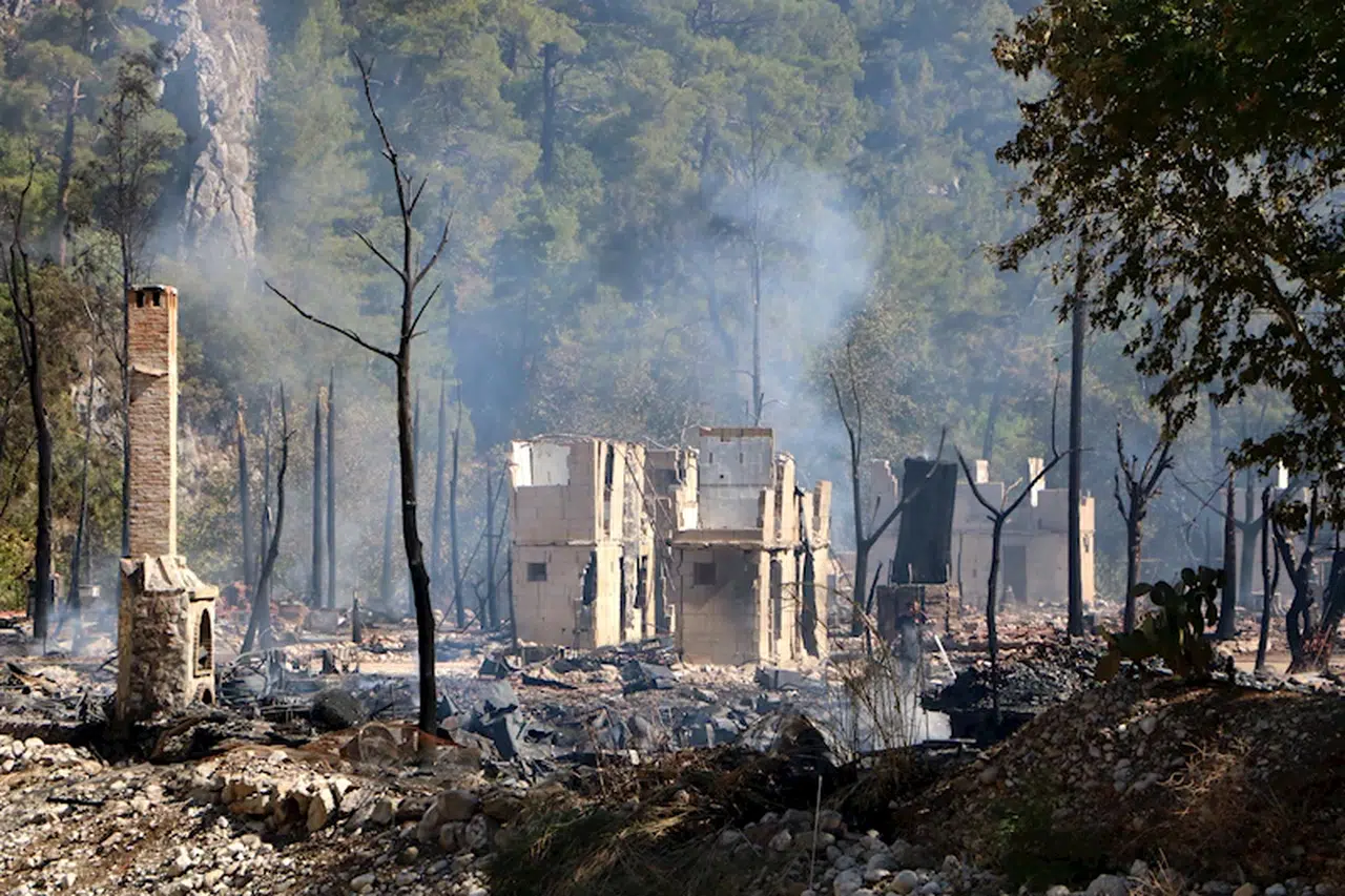 Olimpos'taki ünlü ağaç evler ikinci kez tamamen yandı (2)