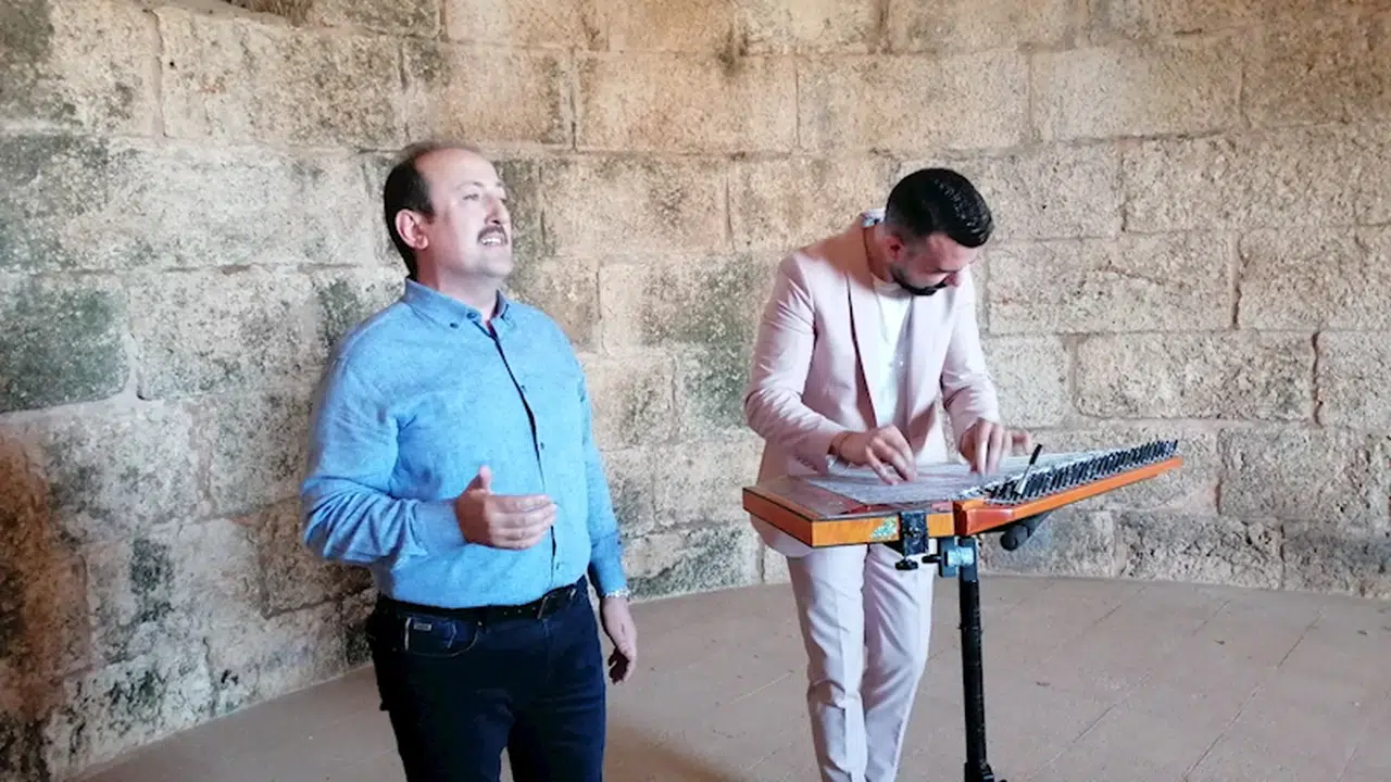 Vali Pehlivan, Kızkalesi'nin tanıtımını yaptı, türkü söyledi 