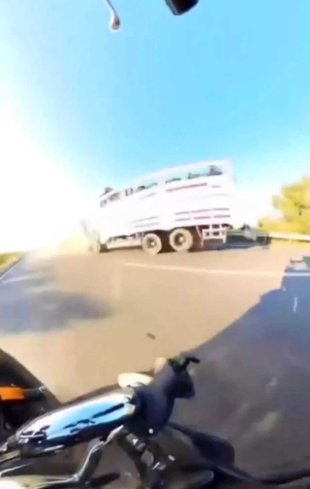 Kamyonun TIR'a çarptığı 2 kişinin öldüğü kaza; motosiklet sürücüsünün kask kamerasında 