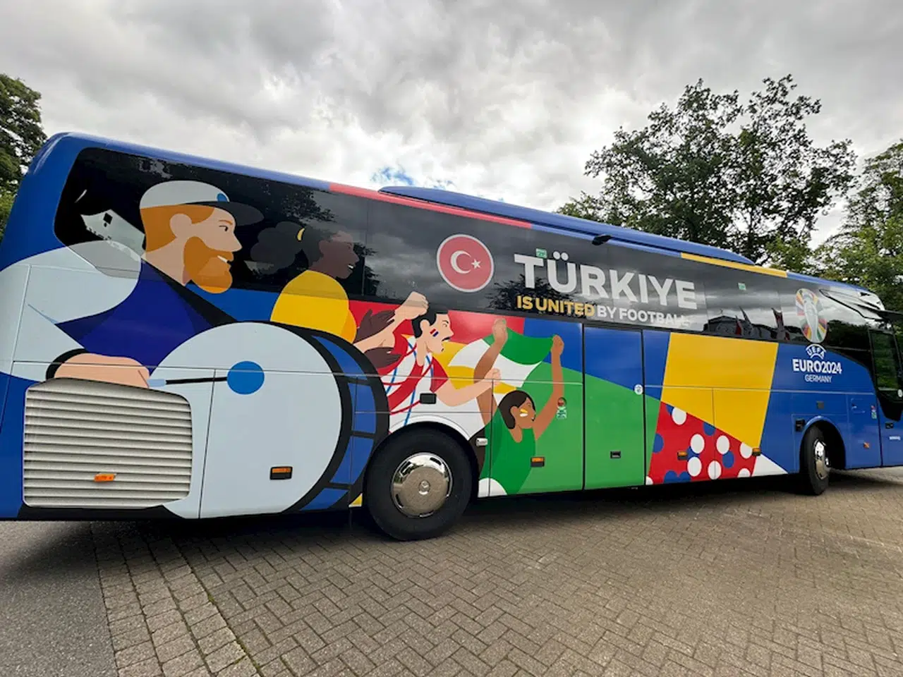 Özel olarak hazırlanan milli takım otobüsü, Almanya’da Ay-yıldızlıları bekliyor