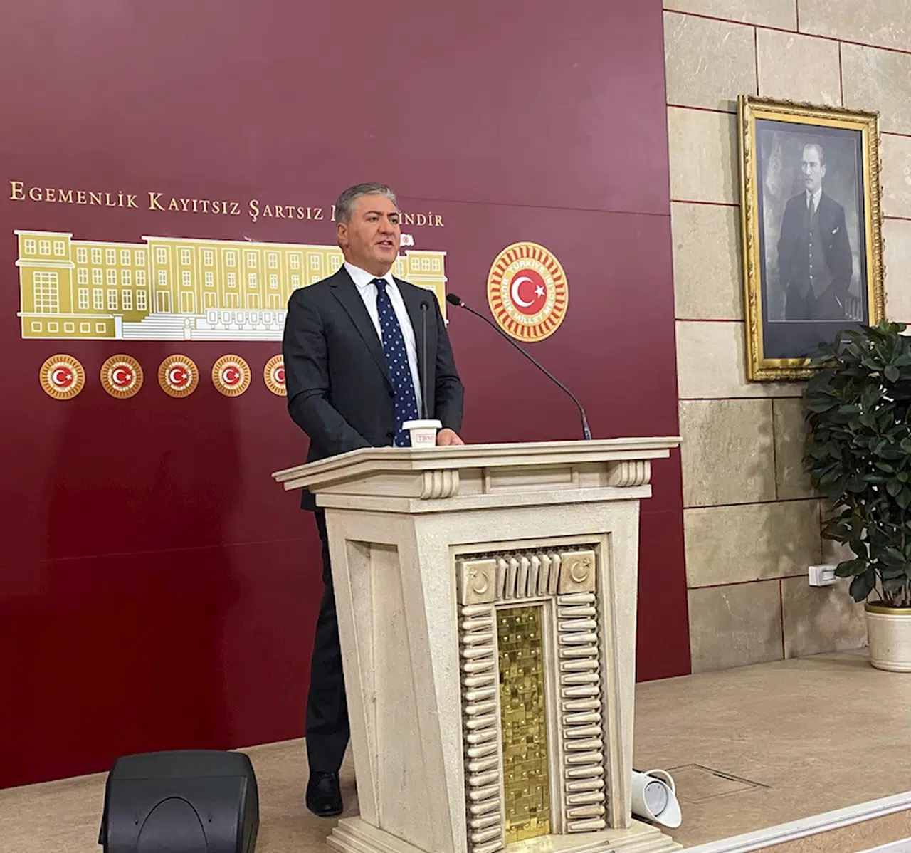 CHP'li Emir: Para üzerine slogan basmak hadsizliktir