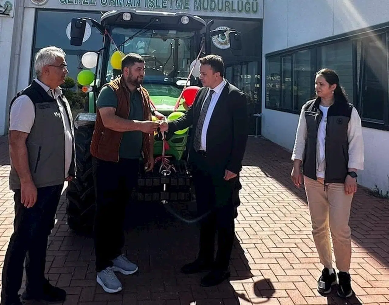 Gerze'de ORKÖY kapsamında orman köylüsüne traktör verildi