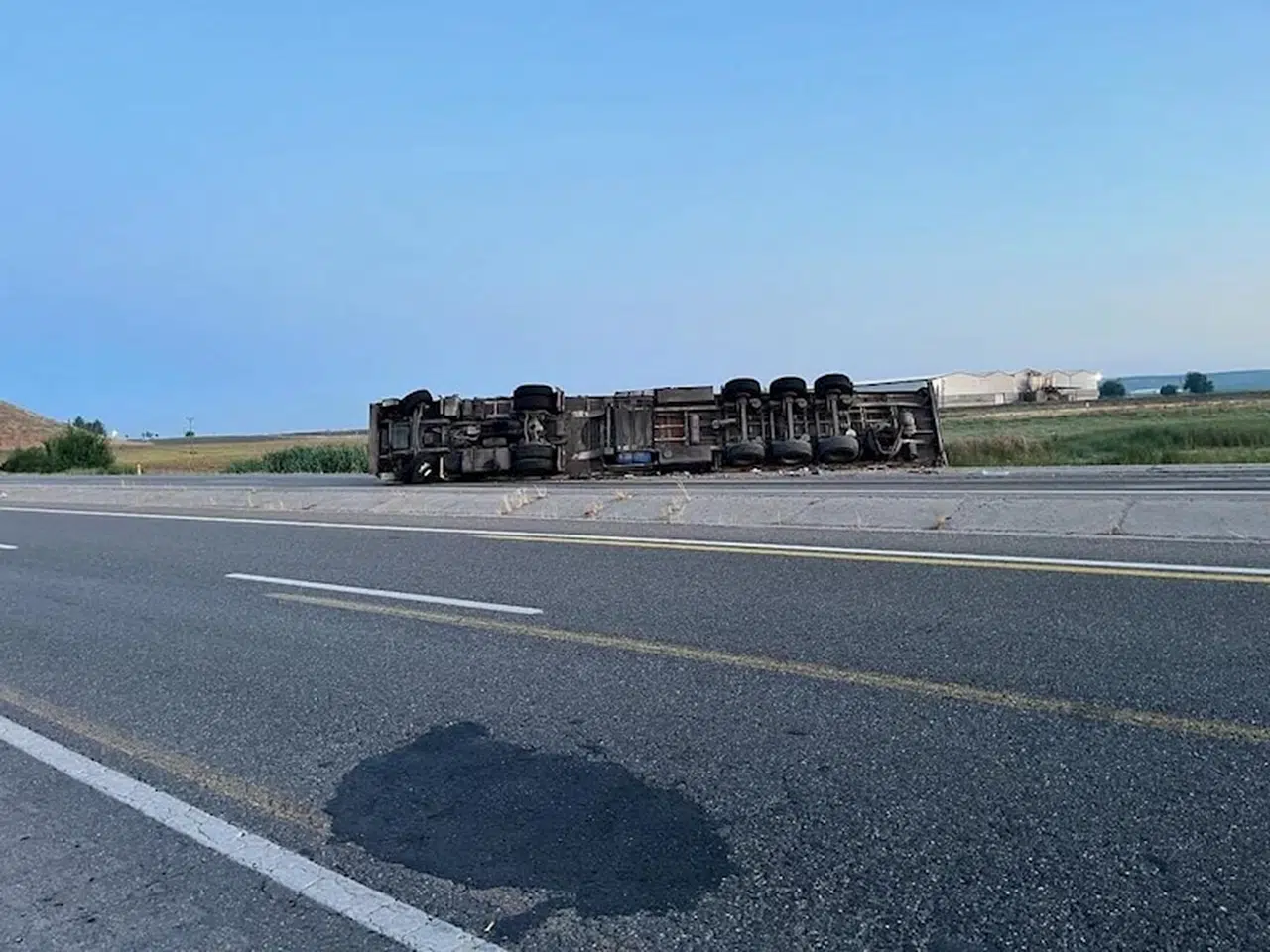 Diyarbakır’da hurda yüklü TIR devrildi: 2 yaralı