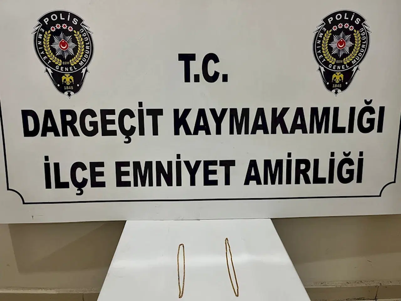 Kuyumcuları sahte altınla dolandıran 2 kadın şüpheli, suçüstü yakalandı