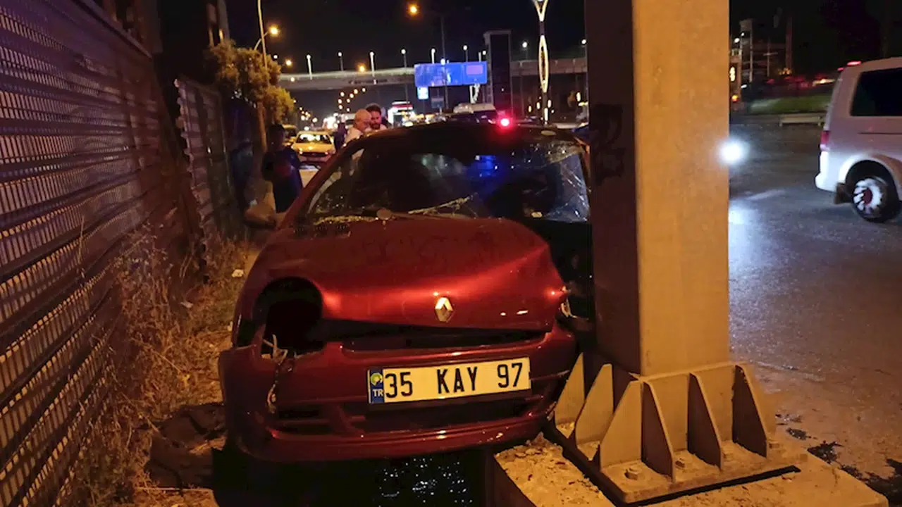 İzmit'te otomobil önce TIR'a, sonra yön tabelasının direğine çarptı: 4 yaralı