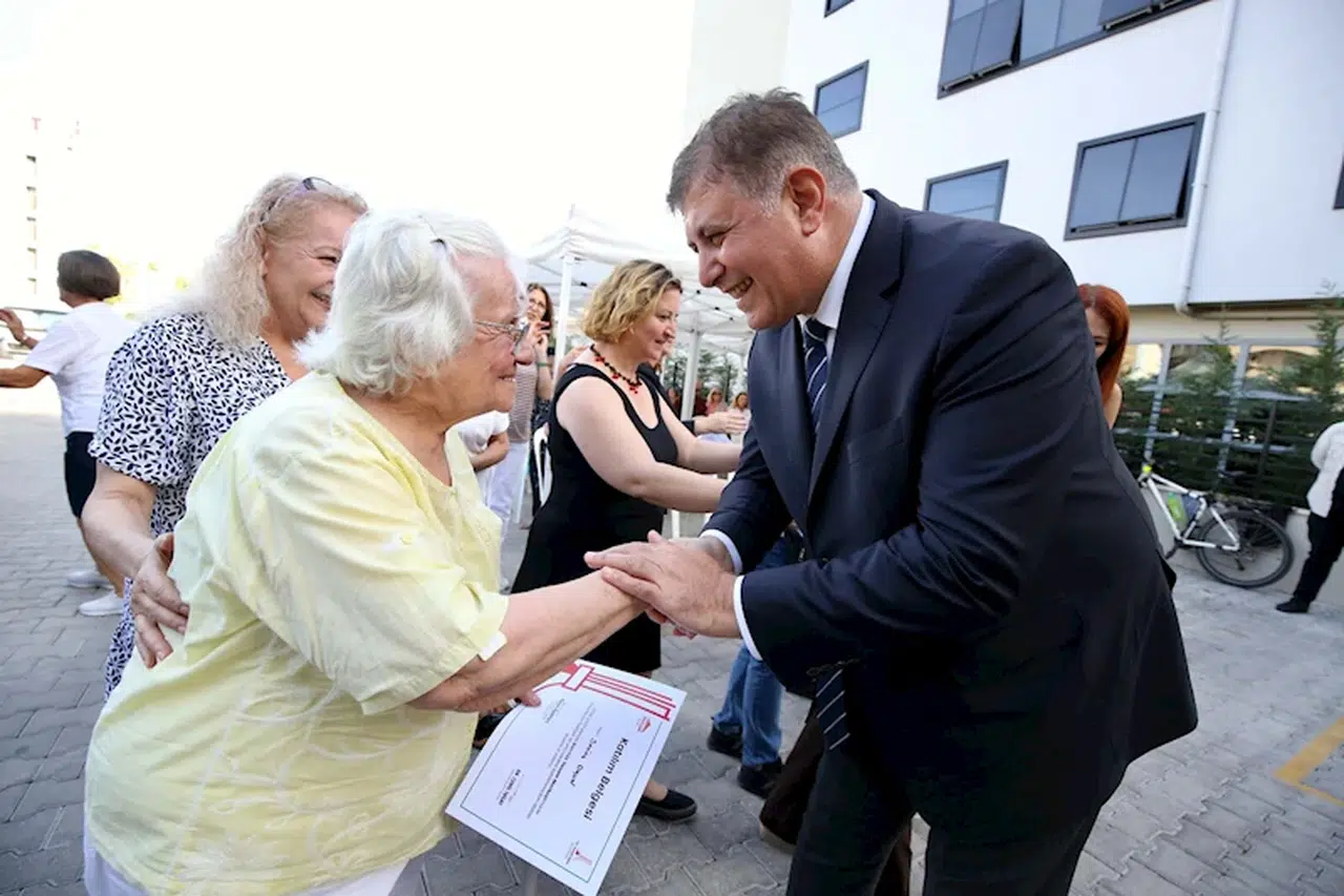 İzmir'de ihtiyaç sahibi emeklilere su faturası, market ve kira desteği