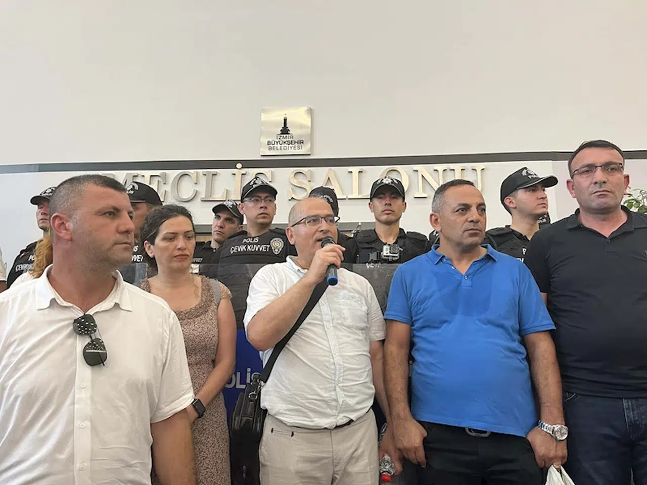 İzmir Büyükşehir Belediyesi'nde memurlar iş bıraktı