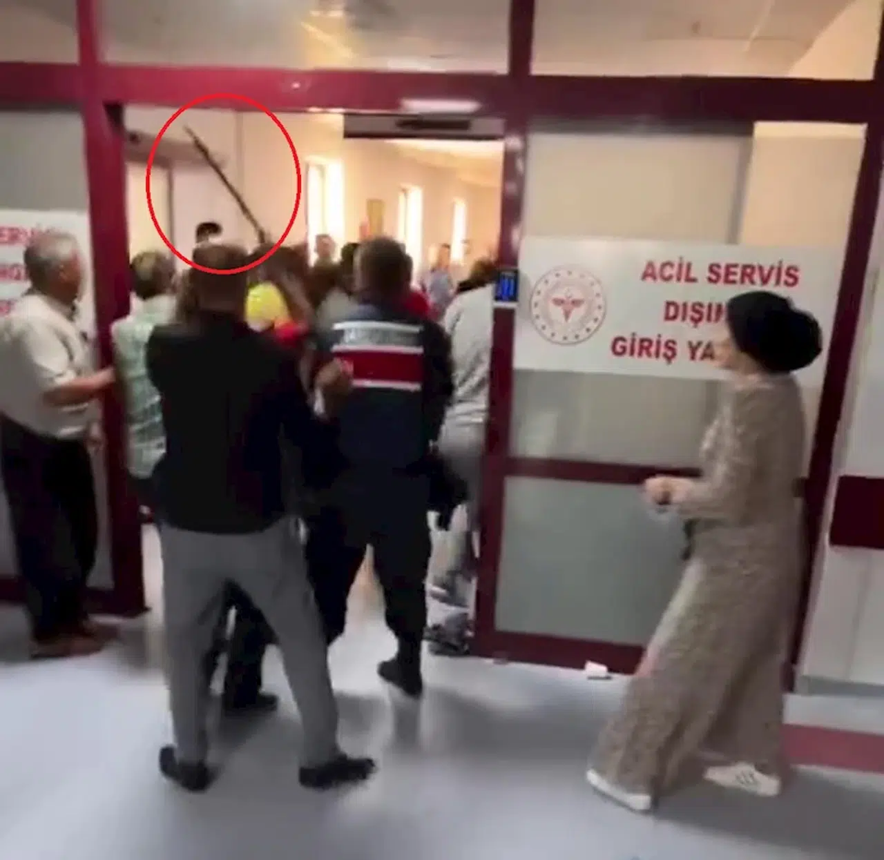 Diyarbakır'da husumetlilerin hastane acilinde devam eden miras kavgası kamerada