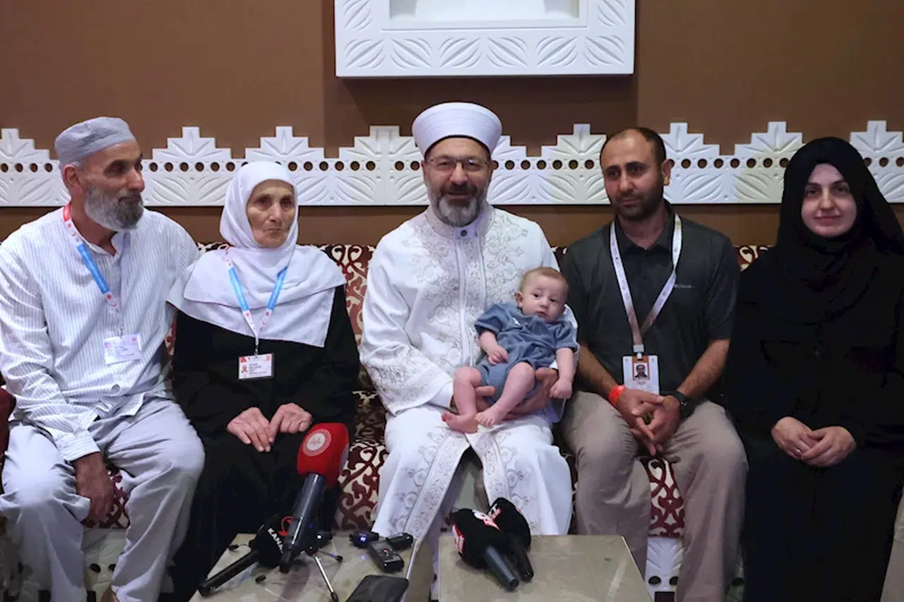 Diyanet İşleri Başkanı Erbaş, en küçük ve en yaşlı hacı adaylarıyla buluştu