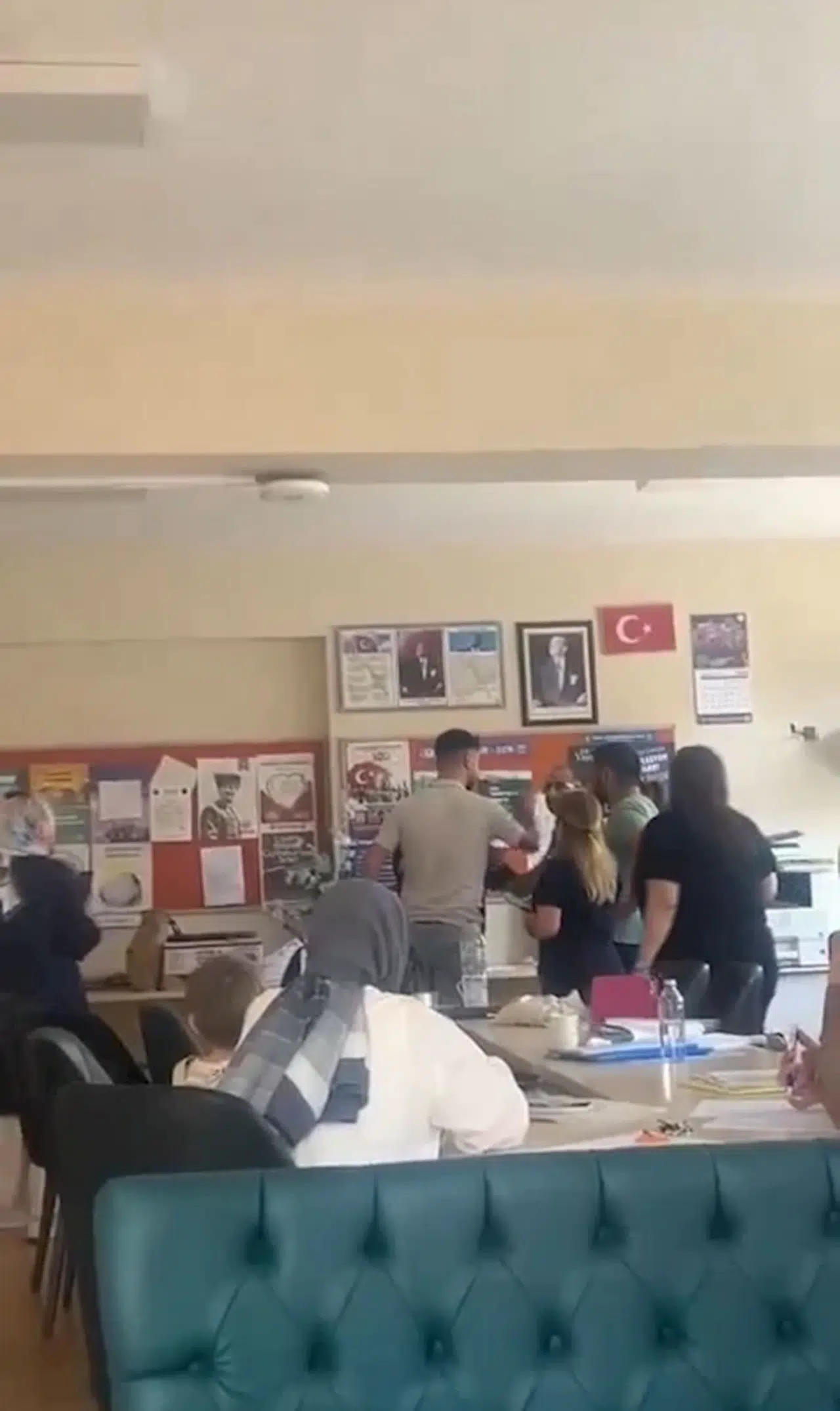 İstanbul - Ümraniye'de öğretmene yumruklu saldırı kamerada