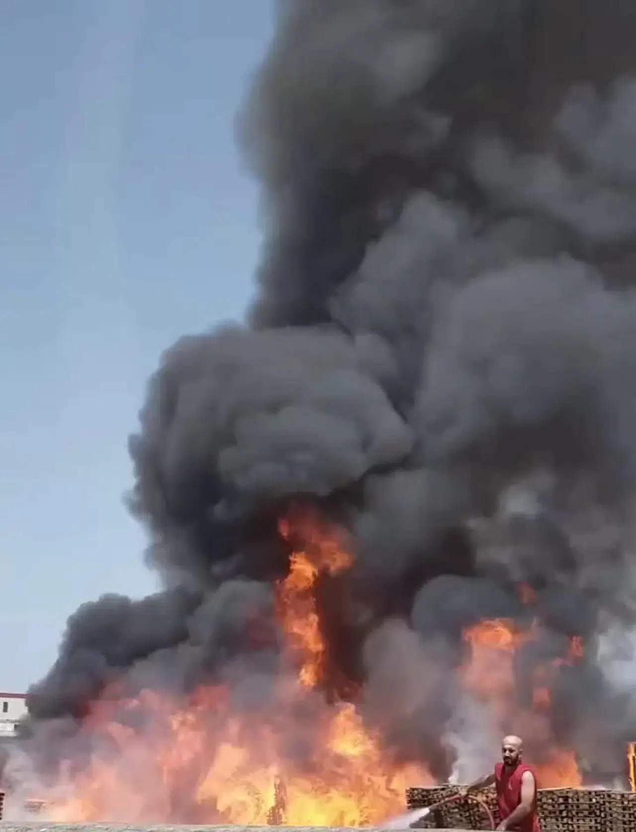 Kocaeli'de akaryakıt istasyonu bitişiğindeki palet fabrikasında yangın