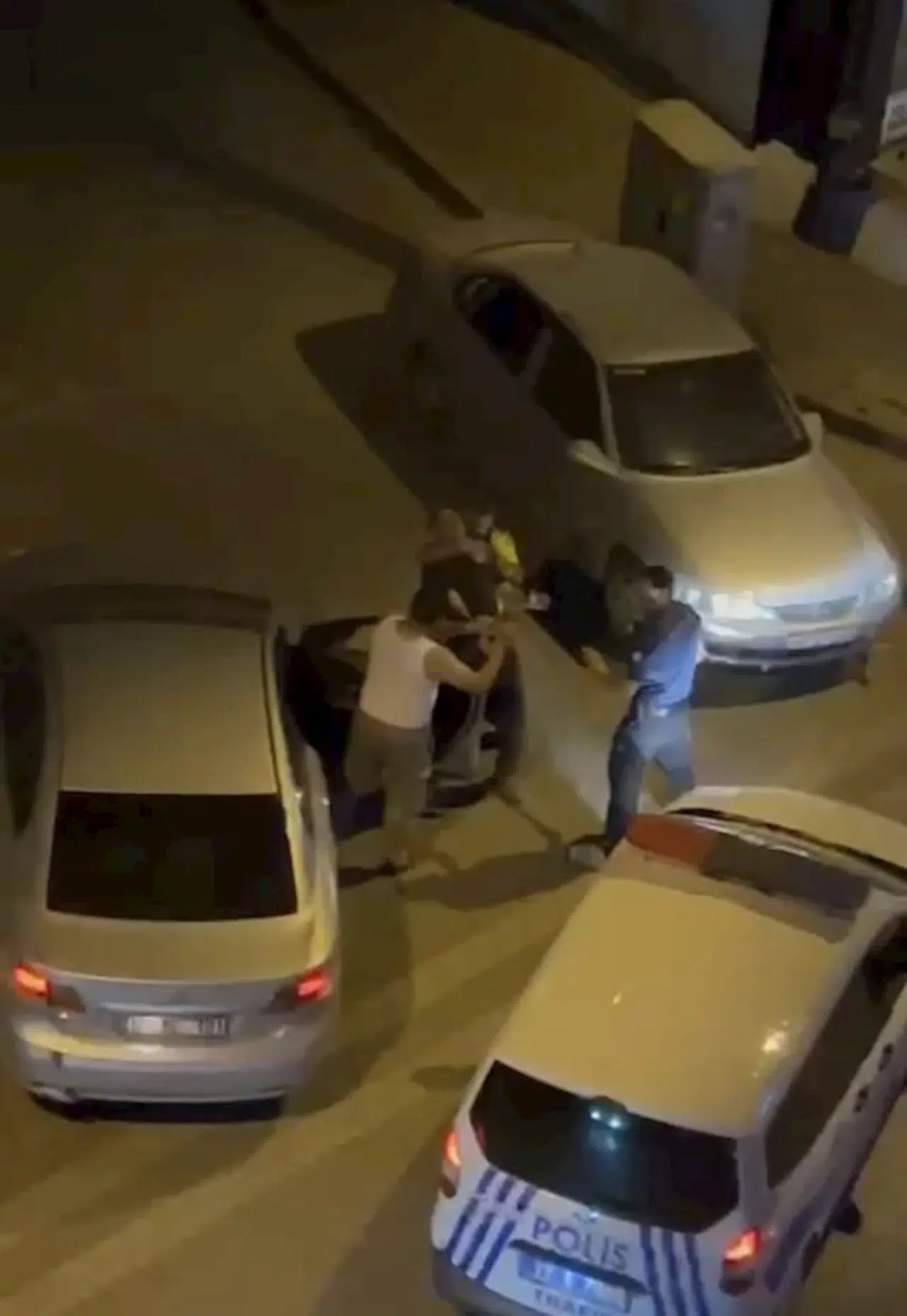 Kazadan sonra kaçan 2 kişiye 'orantısız güç' kullanan polis tutuklandı; olay kamerada