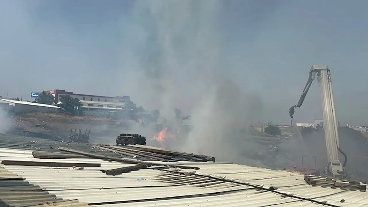 Kocaeli'de akaryakıt istasyonu bitişiğindeki palet fabrikasında yangın (2)