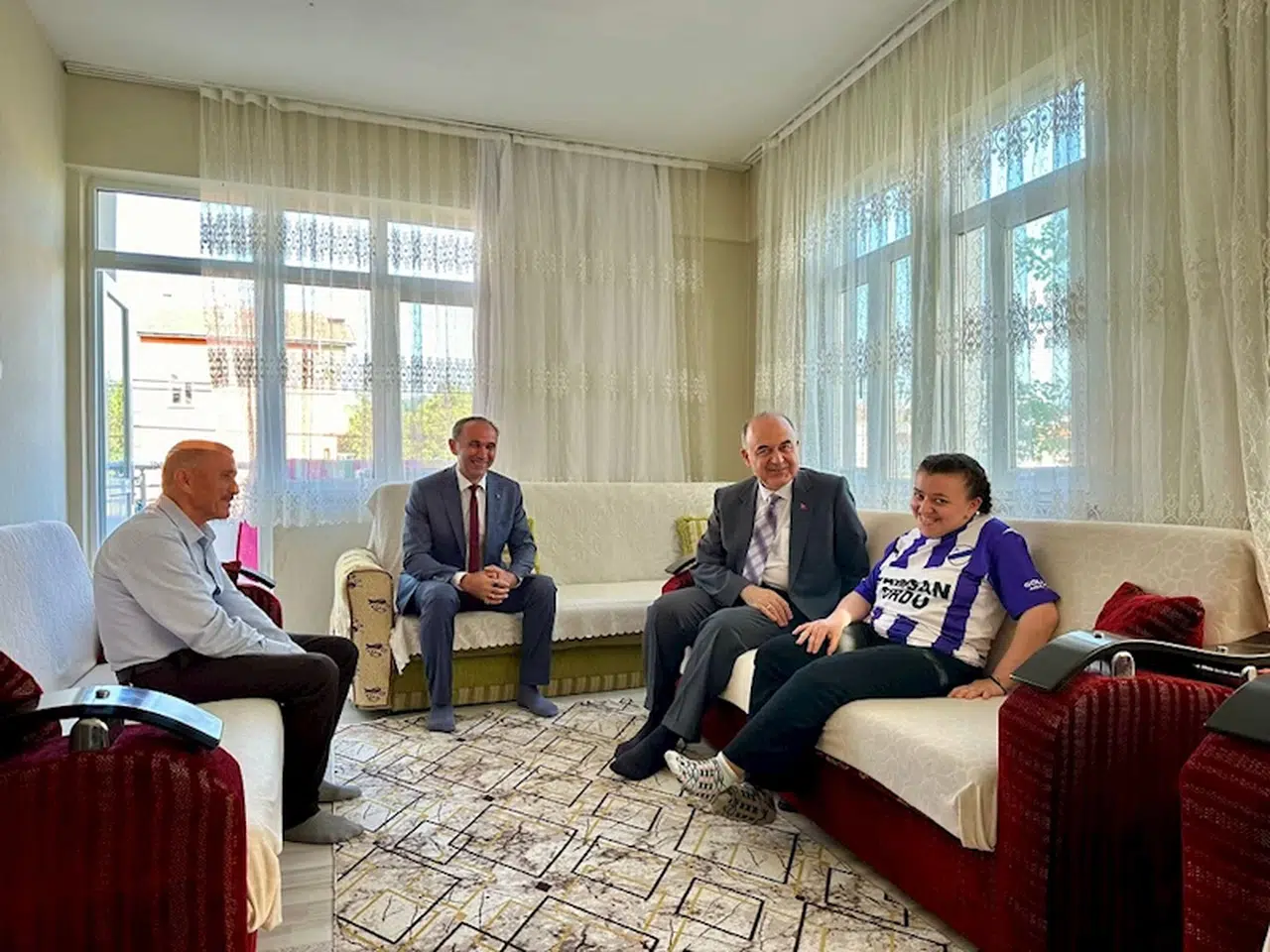 Ordu Valisi Erol protez bacağına kavuşan Büşra'yı ziyaret etti