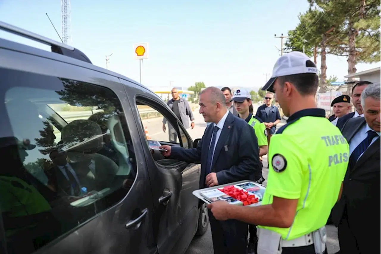 Tokat Valisi Hatipoğlu, trafik uygulmasına katıldı 