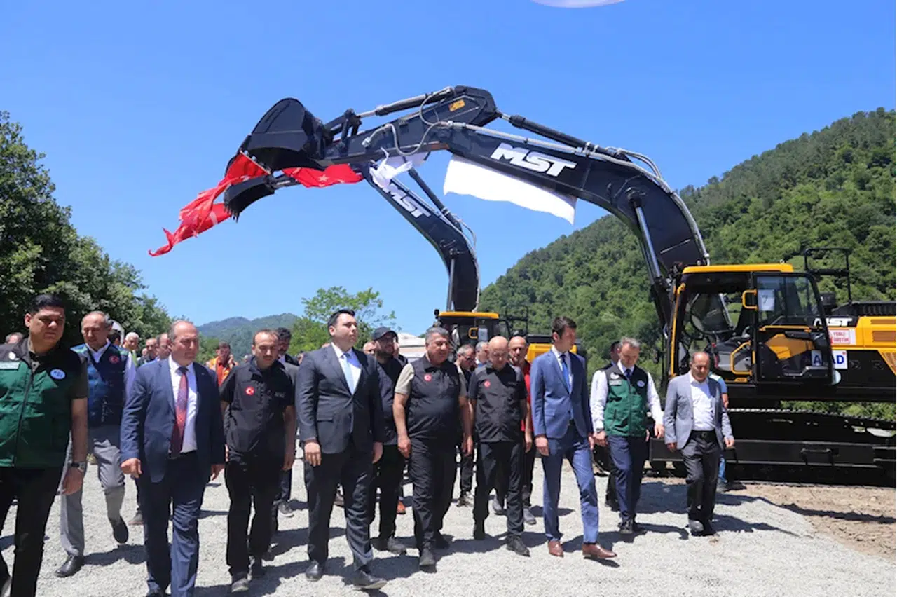 Arhavi'de DSİ'ye ait 7 iş makinesi hizmete alındı