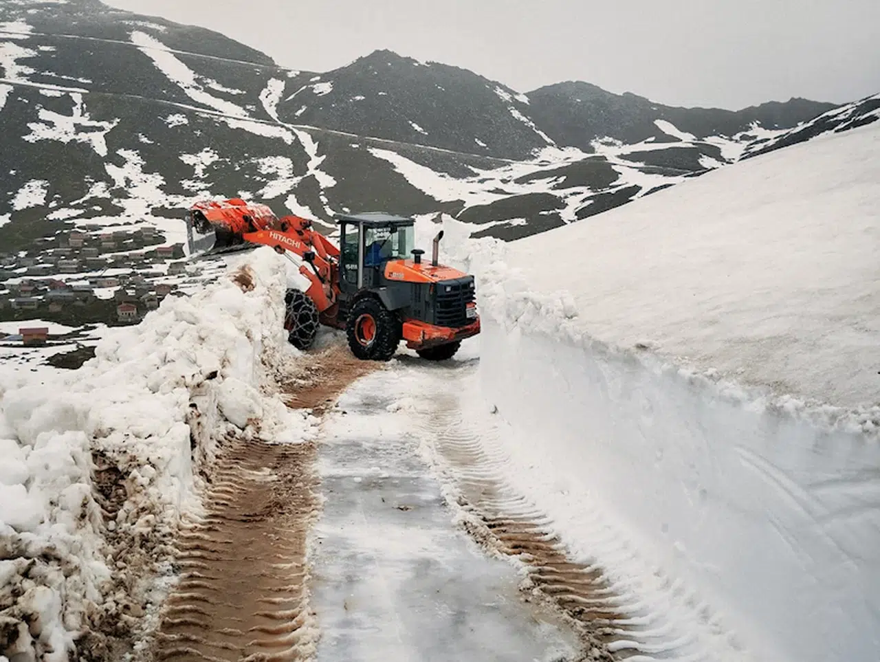 Rize'nin yükseklerinde karla mücadele 
