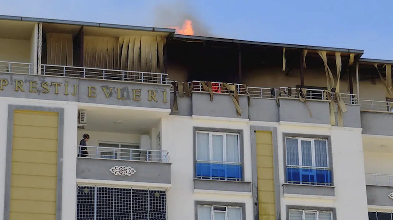 Gercüş'te çatı katında çıkan yangın panik yarattı; 20 kişi dumandan etkilendi