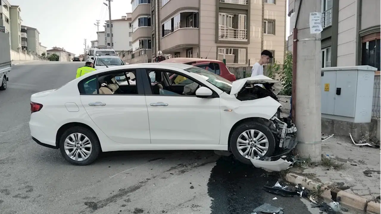 Karabük'te iki otomobilin çarpışması sonucu 5 kişi yaralandı