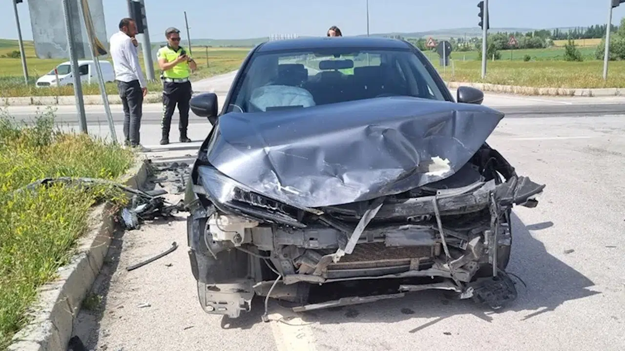 Çorum'da 2 otomobilin çarpışması sonucu 3 kişi yaralandı
