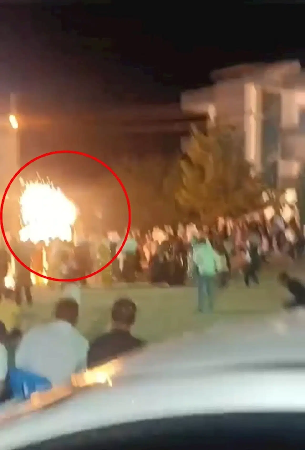 Düğünde damdan atılan ve 5 kişinin yaralandığı havai fişeğin patlaması kamerada