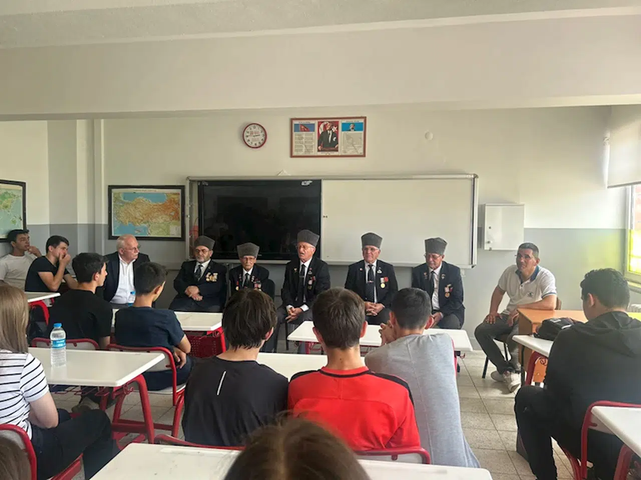 Samsun'da lise öğrencileri Kore ve Kıbrıs gazilerini sınıflarında ağırladı 