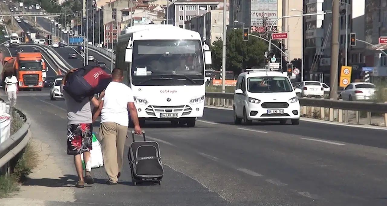 İstanbul- Silivri'de yıkılan üst geçidin yerine yenisi yapılmadı; yolun karşısına geçmek yayalar için çileye döndü