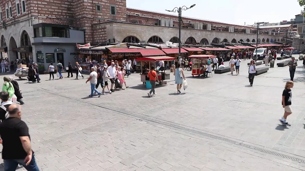 İstanbul - Eminönü’nde bayram öncesi beklenen yoğunluk oluşmadı
